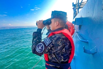 El rescate de los pescadores ecuatorianos se efectuó gracias a la Marina salvadoreña. (Cortesía: Fuerza Armada de El Salvador)