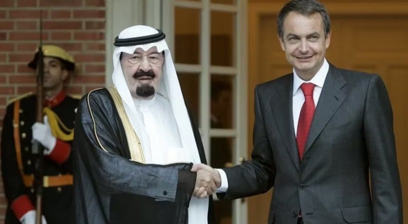 El Rey Abdullah de Arabia Saudita y el presidente del Gobierno, José Luis Rodríguez Zapatero, se saludan durante un encuentro oficial en 2007 (Zapatero y rey Arabia Saudí 2007 del Acuerdo General de Cooperación)