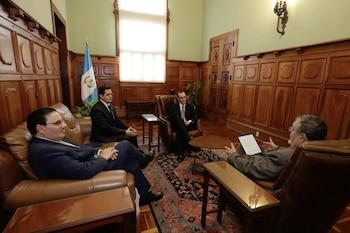 Julio César Rivera Clavería presenta un plan orientado a fortalecer la justicia y los desafíos del Ministerio Público ante el presidente Arévalo. (Cortesía: Bernardo Arévalo)