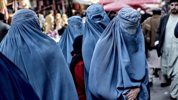 Varias mujeres detenidas en Afganistán por no cumplir con el código de vestimenta talibán