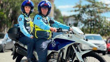 Agente de tránsito es alabado