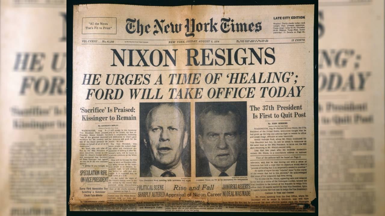 La portada de The New York Times del 9 de agosto de 1974 anuncia la renuncia de Richard Nixon como presidente de EE.UU. tras el escándalo del Watergate y la inminente toma de posesión de Gerald Ford.