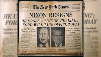 Una primera plana del periódico The New York Times del 9 de agosto de 1974, con el titular "NIXON RESIGNS" y fotos de Gerald Ford y Richard Nixon