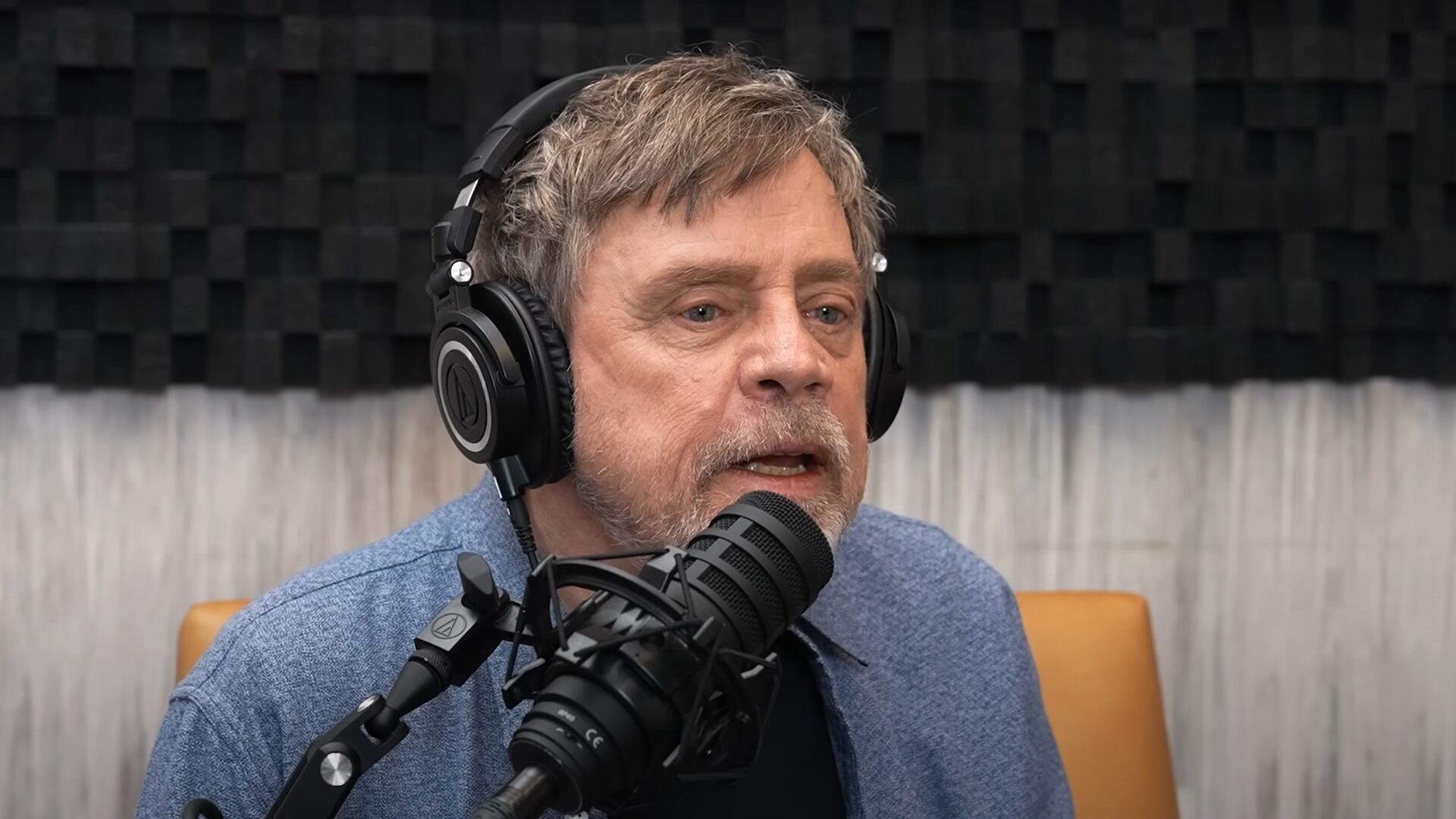 Mark Hamill destaca la lealtad y la constancia de generaciones de fanáticos como pilares del continuo éxito de la franquicia Star Wars(Foto: YouTube/@Bullseye with Jesse Thorn)