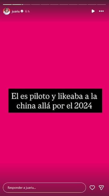 Captura de historia de Instagram: fondo fucsia, recuadro negro con texto blanco 'El es piloto y likeaba a la china allá por el 2024'. Usuario 'juariu'