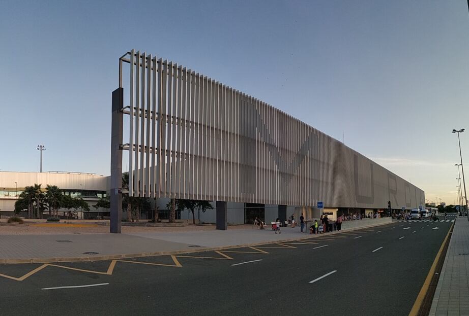 La fachada del Aeropuerto Internacional de Murcia (Wikimedia Commons)