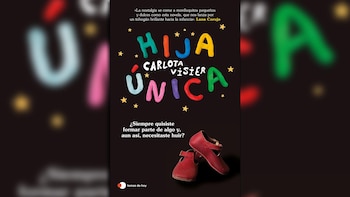 Portada del libro 'Hija Única' de Carlota Visier, con letras coloridas, estrellas amarillas y un par de zapatos rojos de niño sobre fondo oscuro