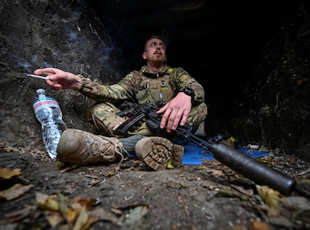 Un militar descansa en una