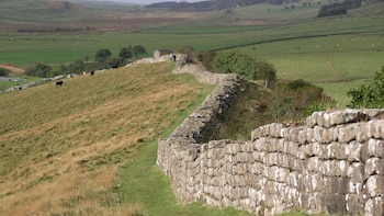 Queda poco en las regiones de las tierras bajas, donde la muralla fue saqueada como fuente de piedra gratuita para las nuevas construcciones