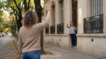 La psicología dice que las personas que saludan a sus vecinos no lo hacen solo por amabilidad: son más empáticos y muestran mayor seguridad
