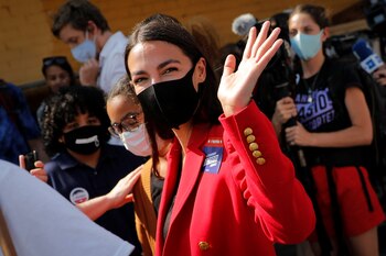 Alexandria Ocasio Cortez saluda a