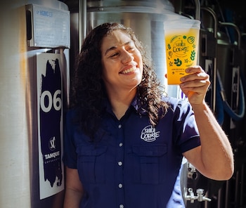 Cecilia Cruz Palma consolida la marca Santo Coraje como símbolo de innovación en la cerveza artesanal en El Salvador./(Redes de Santo Coraje)