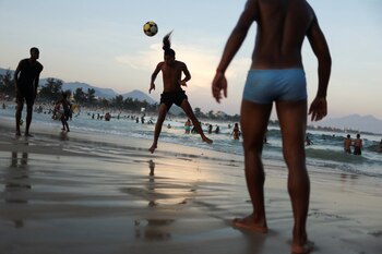 El tradicional fútbol de playa,