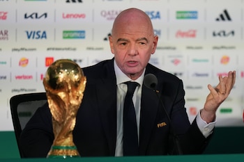Las confederaciones más importantes del mundo han comenzado a unirse ante la nueva propuesta de privatiazión impulsada por Infantino. (AP Foto/Eduardo Verdugo)