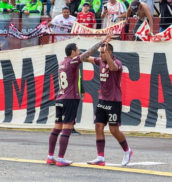 Gianluca Lapadula y Alex Valera han formado la dupla de Universitario en las recientes fechas del Torneo Clausura 2026. - créditos: Liga 1