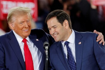 Donald Trump junto a Marco Rubio, su secretario de Estado elegido para su próxima administración. (REUTERS/Jonathan Drake)