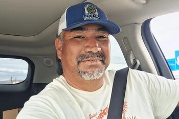 Chakin Valadez en un video de viaje, con un paisaje montañoso de fondo