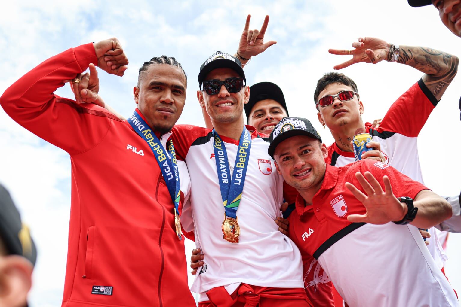 - crédito @SantaFe/X