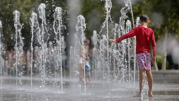 La ola de calor se recrudece en el este peninsular y la Aemet activa la alerta roja en tres provincias: máximas de hasta 44 grados