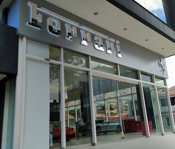 La cancelación de la concesión de Ferrari en Bogotá dejó en suspenso compras de alta gama con entregas a plazos largos y cupos limitados - crédito Google Maps/Pablo Hernández
