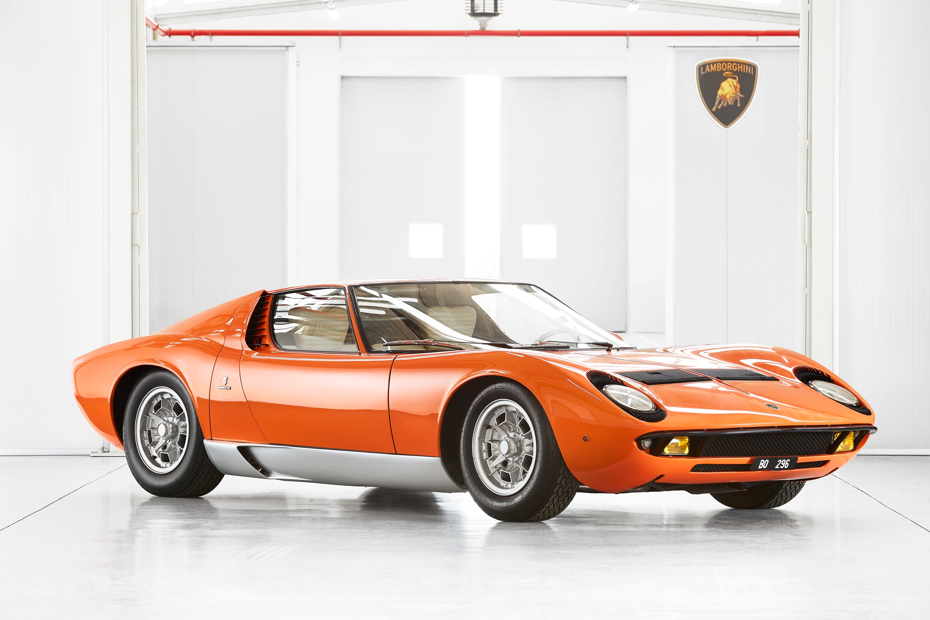 El Lamborghini Miura P400, presentado en 1966, marca el origen del superdeportivo moderno gracias a su revolucionario motor V12 central-trasero