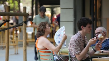 Qué pasa con las terrazas de los bares si hay alerta roja por calor: multas de casi 50.000 euros si siguen abiertas con riesgo laboral