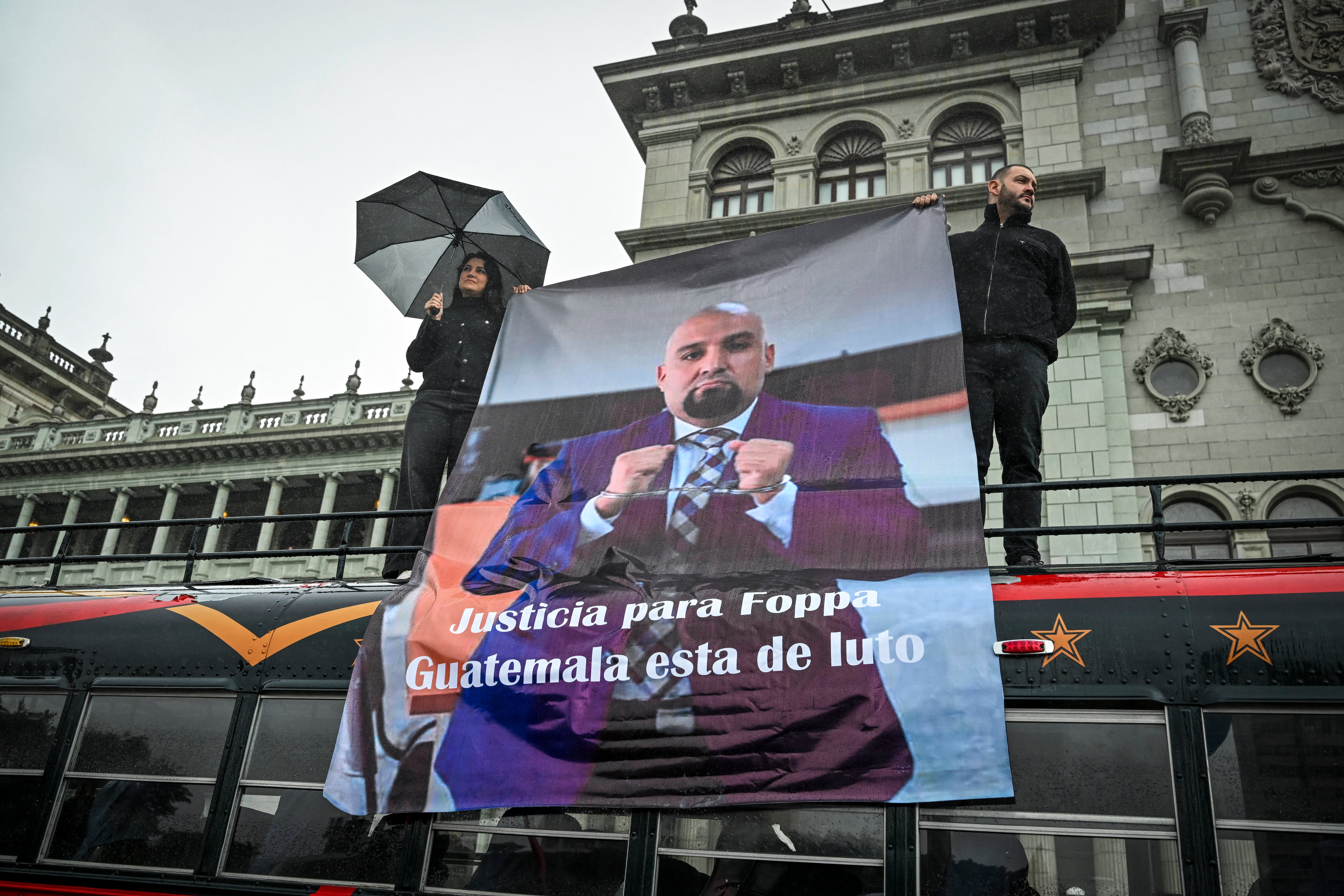 El homicidio del exfiscal Juan Francisco Solórzano Foppa y de Gustavo Adolfo Aguilar Gamarro ocurrió en la Ciudad de Guatemala. (Photo by Johan ORDONEZ / AFP)
