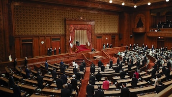 El Parlamento de Japón aprueba una ley que relaja la sucesión imperial, pero sin modificar la línea paterna