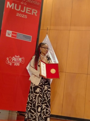 Narda Mendoza, activista afroperuana, recibiendo