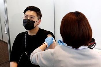 FOTO DE ARCHIVO: Un hombre recibe la vacuna contra el coronavirus de Moderna en el edificio del Gobierno Metropolitano de Tokio en Tokio, Japón 25 de junio de 2021. Rodrigo Reyes Marin/Pool vía REUTERS