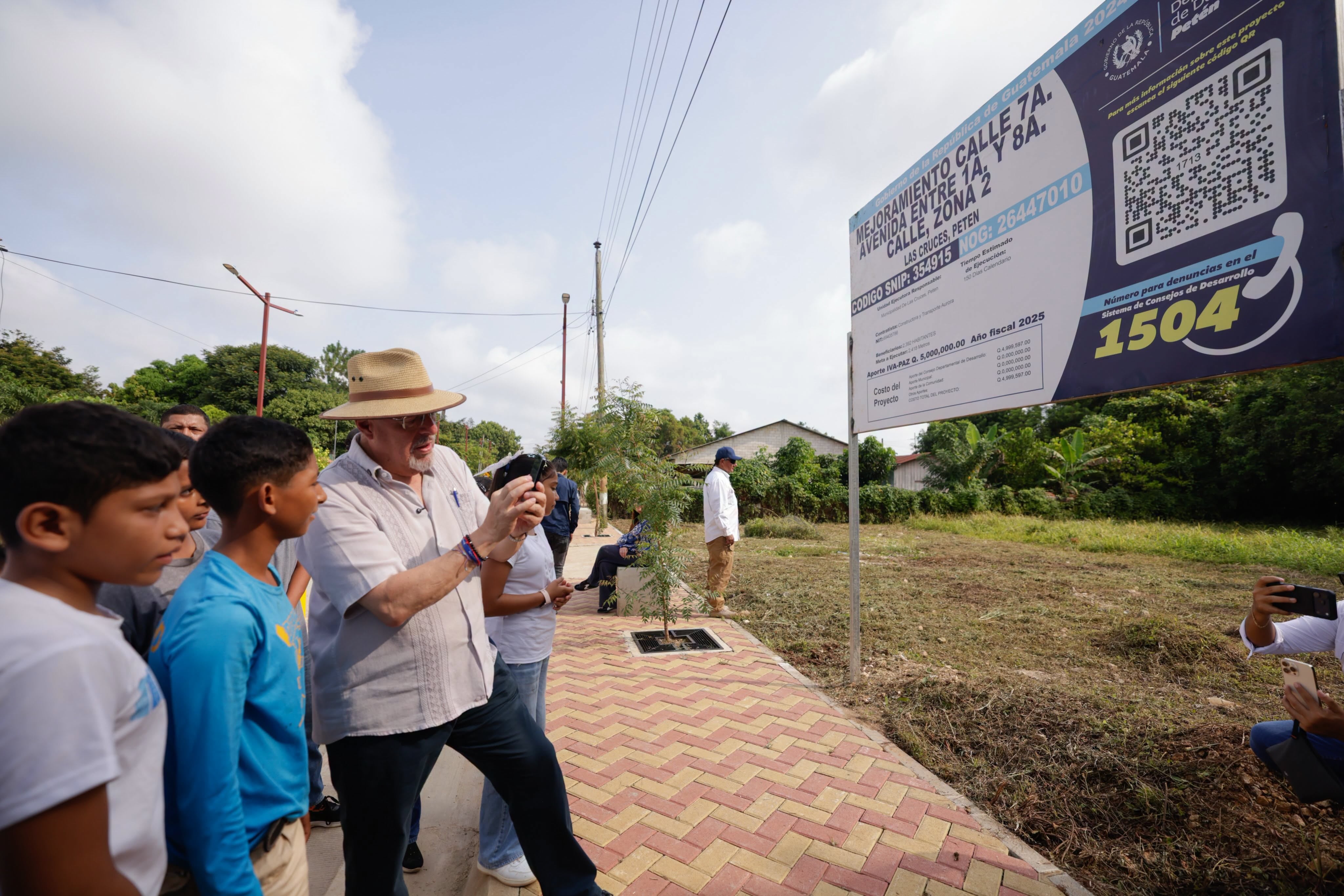 El presidente de Guatemala, Bernardo Arévalo, encabeza un recorrido a pie por una calle pavimentada junto a funcionarios y vecinos. (Gobierno de Guatemala)