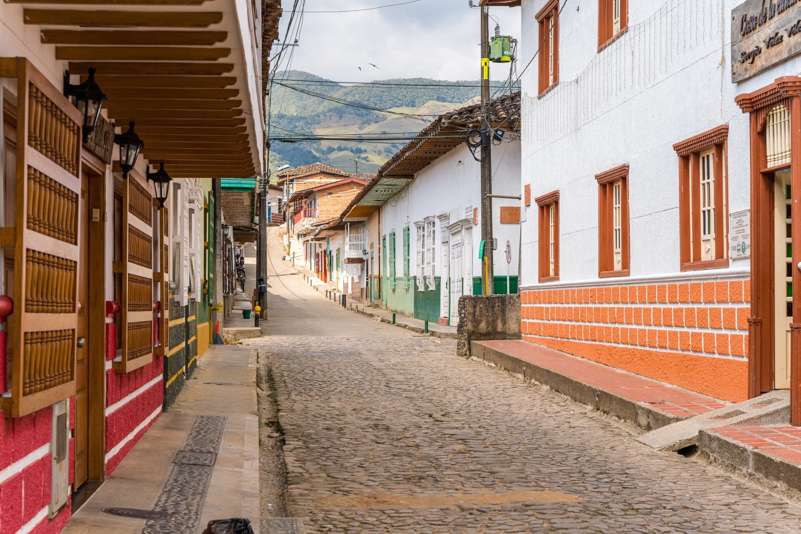 El Anillo Vial atraviesa varias veredas y permite conocer fincas lecheras, viñedos, charcos y paisajes rurales en un recorrido circular que comienza y termina en el casco urbano - crédito @antioquiaesmagica / IG