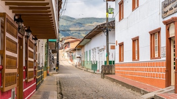 El pueblo antioqueño de balcones adornados con flores, arquitectura colonial, embalses naturales y raíces familiares de Juanes