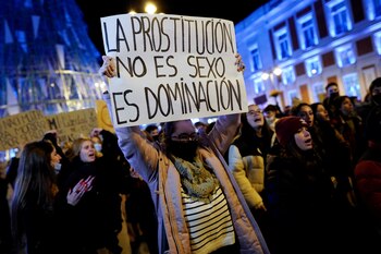 Una mujer con un cartel