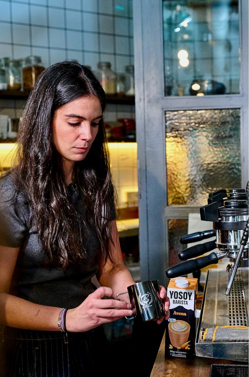 Ana Basabe, haciendo un café con la bebida vegetal de YOSOY (Cedida)
