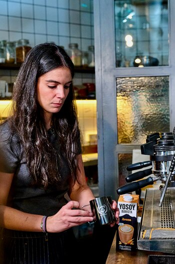 Ana Basabe, haciendo un café