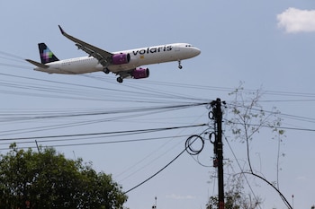 Un avión de Volaris preparándose