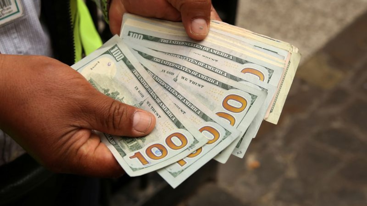 Dólar hoy: la cotización libre se sostiene en $1.215 para la venta