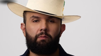 Carín León enfrenta demanda de fans tras concierto cancelado en Las Vegas, gastaron más de 60 mil pesos para verlo