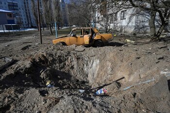 Un cráter de proyectil en una zona residencial durante el ataque de Rusia a Ucrania, en Sievierodonetsk (REUTERS/Oleksii Kovalov)