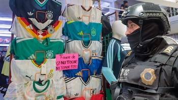 Operativo en Tepito asegura 15 millones de pesos en mercancía pirata rumbo al Mundial 2026