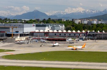 Un avión de Easyjet se ve en la pista del aeropuerto de Cointrin en Ginebra, Suiza, 4 de mayo de 2023. REUTERS/Denis Balibouse/Archivo