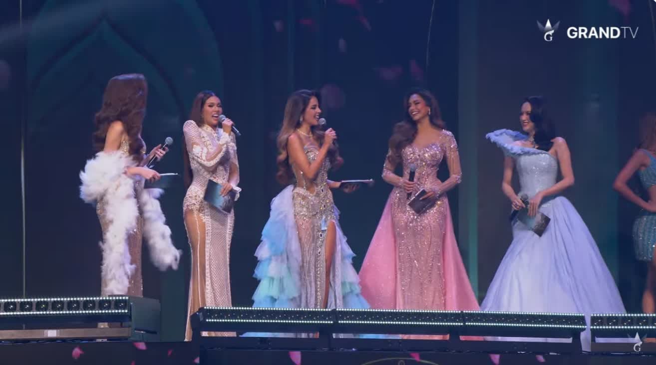 Luciana Fuster presenta una gala del certamen de belleza Miss Grand International junto a otras conductoras en el escenario. (Miss Grand International 2026)
