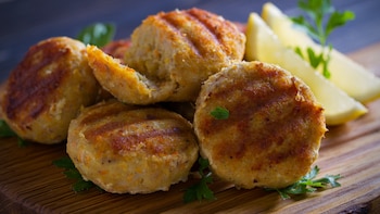 Receta de hamburguesa de atún, una cena fácil y rápida para disfrutar de este pescado azul rico en omega-3