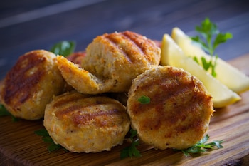 Hamburguesas de pescado (Adobe Stock)