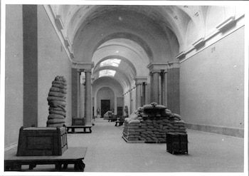Vista general de la galería central del Museo del Prado, con esculturas y mesas de mosaico protegidas por sacos terreros durante la Guerra Civil. ()