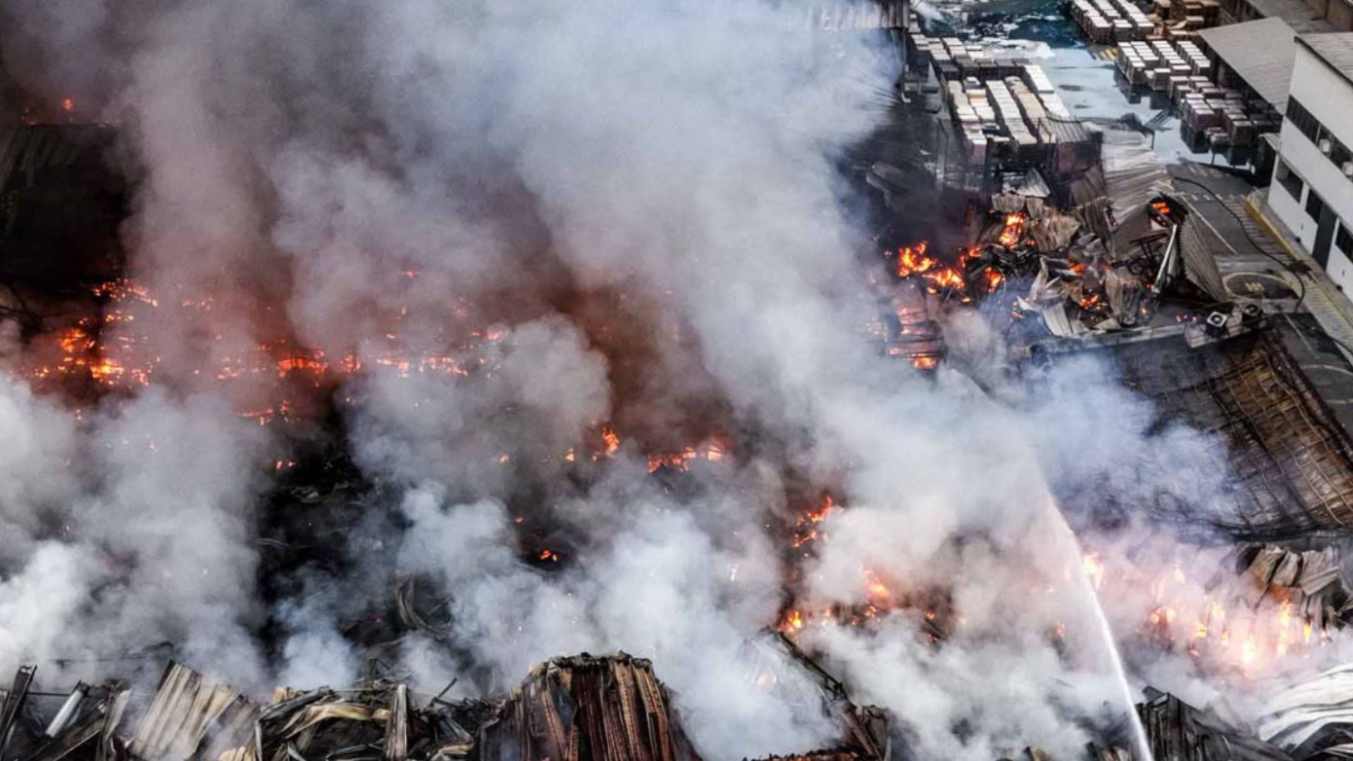 Incendio en Los Olivos: voraz fuego consume planta de productos cosméticos Yobel