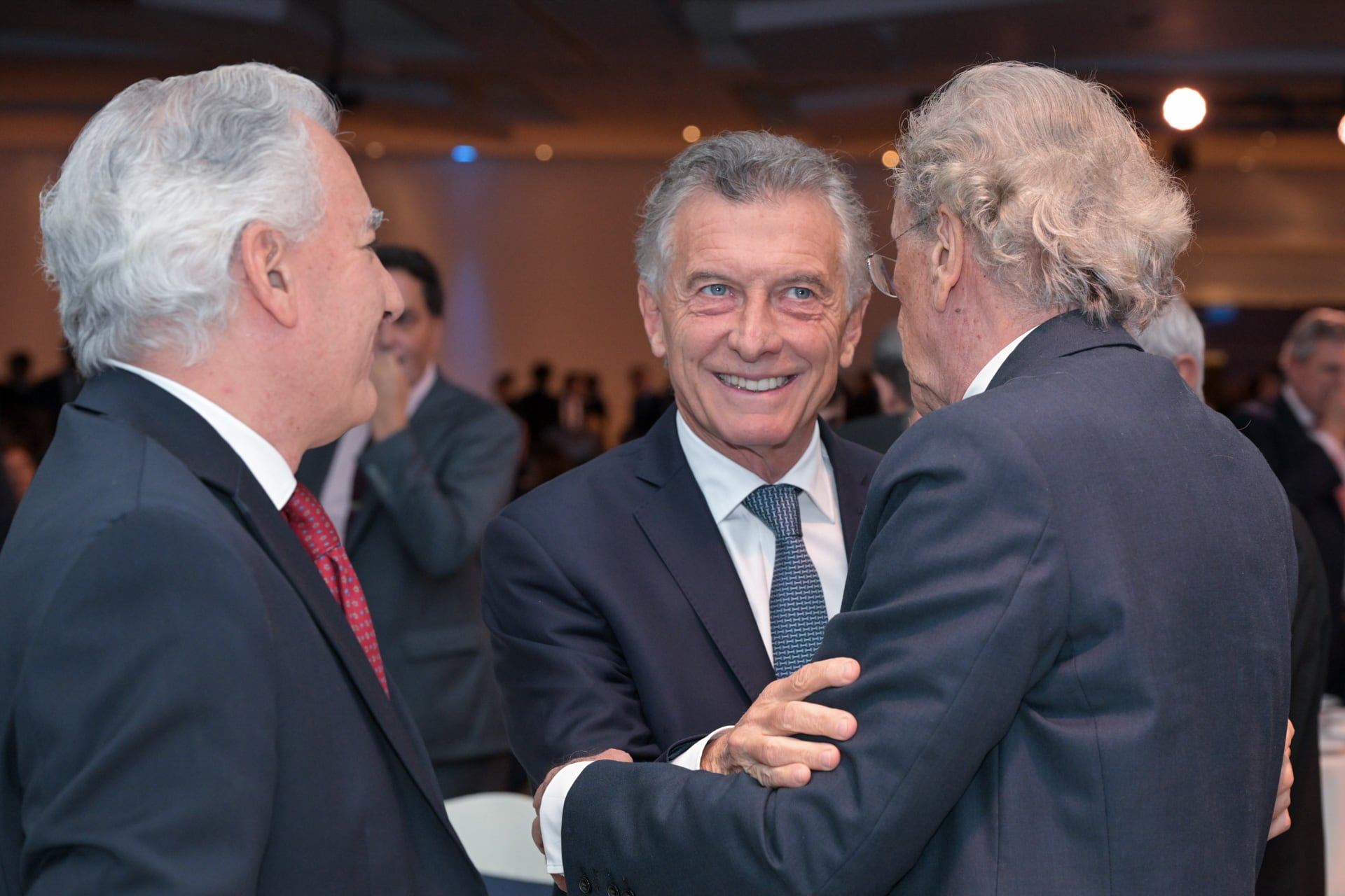 Mauricio Macri, sonriente, antes del discurso de Javier Milei (Foto: Prensa Fundación Libertad)