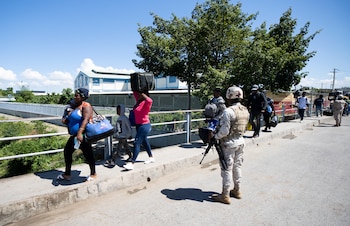 Haitianos vigilados por miembros del Cuerpo Especializado en Seguridad Fronteriza Terrestre de República Dominicana abandonan el país en un éxodo de miles de personas debido a un conflicto hídrico, hoy en Dajabón (República Dominicana). EFE/ Orlando Barría