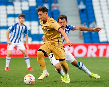 El centrocampista macedonio del Levante Enis Bardhi (i), durante un partido. EFE/Javier Etxezarreta